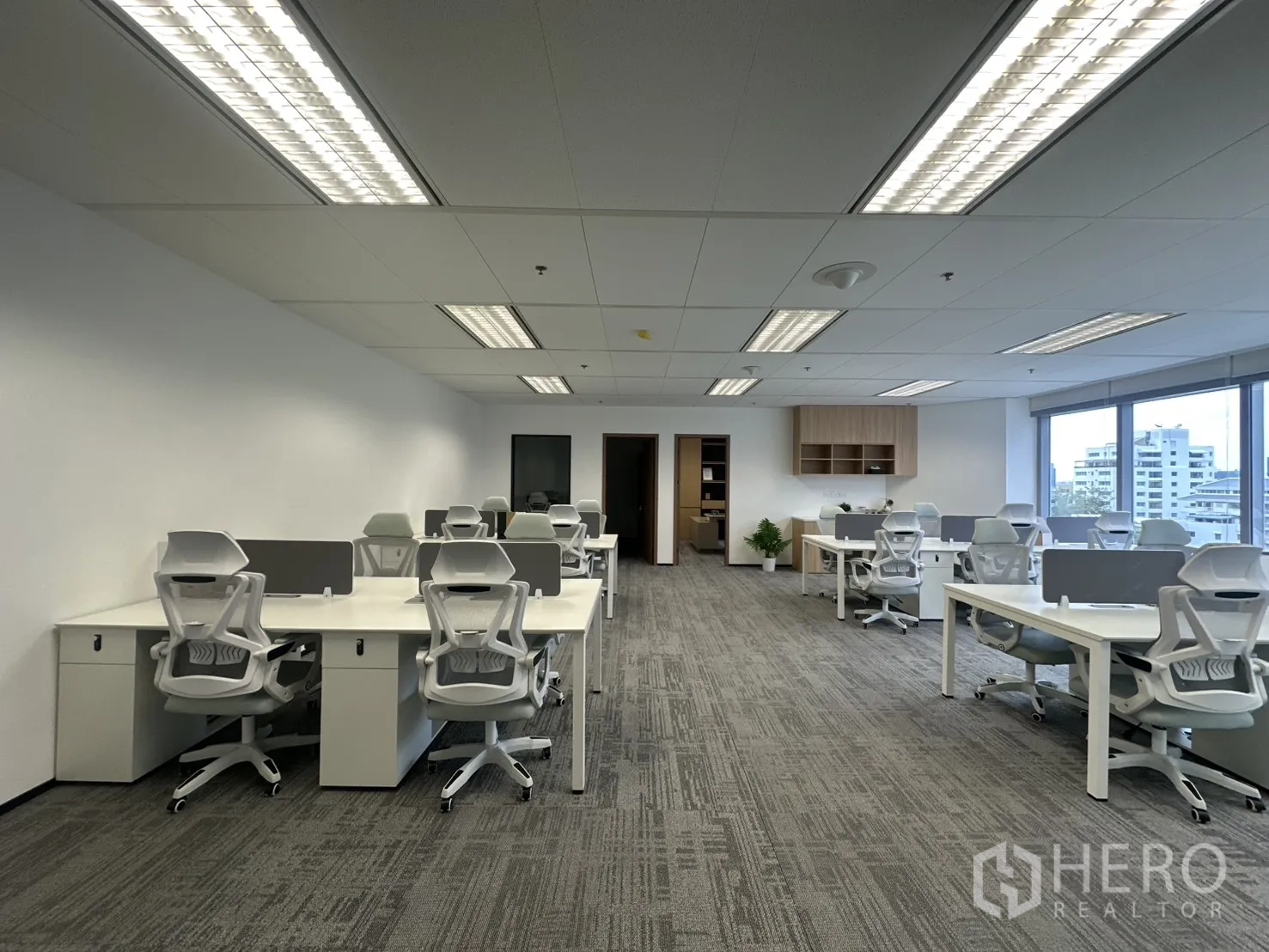 办公室 for rent in Pathum Wan, Bangkok - 开放办公区，多组工位与地毯地面。