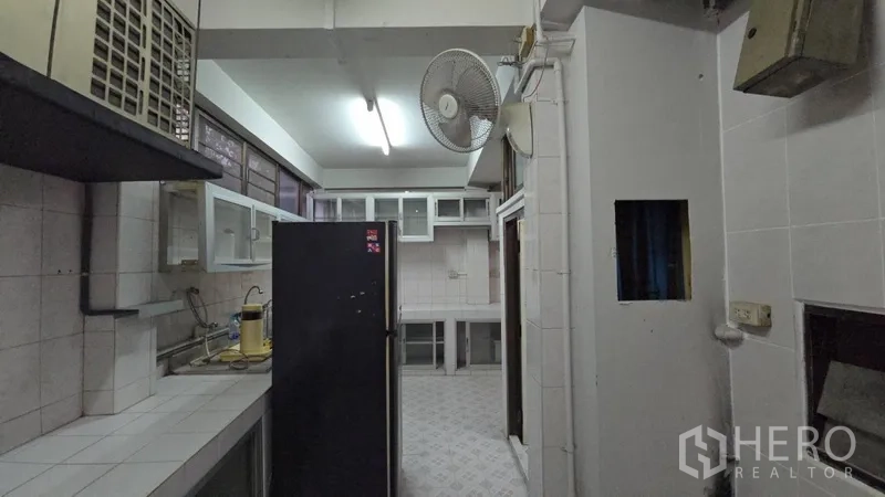 สำนักงานที่บ้าน ให้เช่าในSathon, Bangkok - ครัวแบบแกลลียาว มีอ่างล้างจาน ตู้เย็น และพัดลมระบายอากาศ