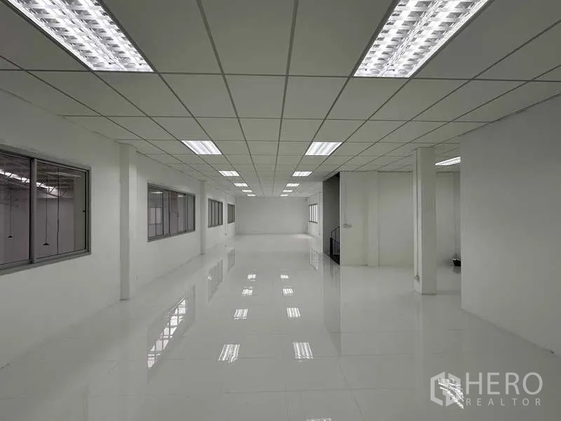 工厂 出租在Khlong Luang, Pathum Thani - 长形办公室走廊，内窗可眺望车间。