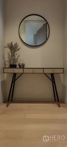 คอนโด ให้เช่าหรือขายในWatthana, Bangkok - ตู้บิลต์อินสีสันสดและเก้าอี้หนัง ใกล้หน้าต่างสว่าง