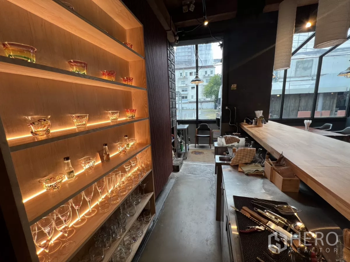 พื้นที่ขายปลีก ให้เช่าในWatthana, Bangkok - ชั้นวางแก้วมีไฟส่องสว่างข้างเคาน์เตอร์บริการ