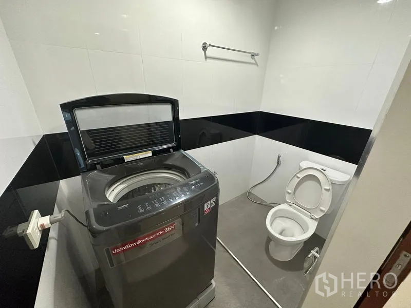 คอนโด ให้เช่าในWatthana, Bangkok - ห้องซักรีดพร้อมเครื่องซักผ้าฝาบนและโถสุขภัณฑ์ ในห้องน้ำยูทิลิตี้กระเบื้องเรียบ