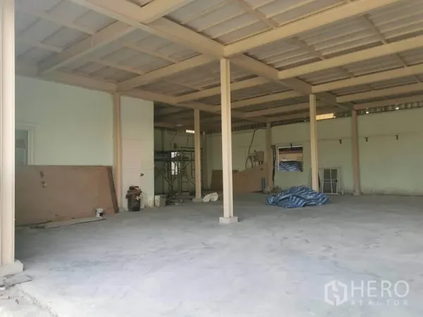 货栈 出租在Prawet, Bangkok - 曼谷Prawet区开放式仓库内部，钢结构屋顶、混凝土地面与立柱。