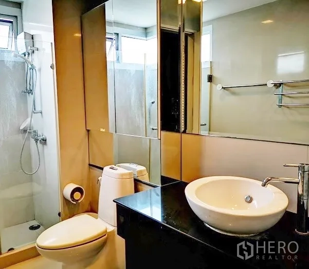 公寓 出租在Khlong Toei, Bangkok - 现代卫浴，步入式淋浴、台上盆与镜柜储物。