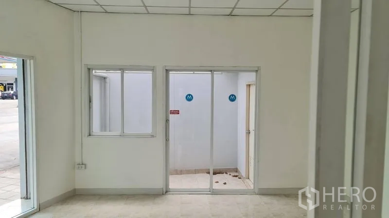 Shophouse for rent - Rear section with sliding door to service area and side window