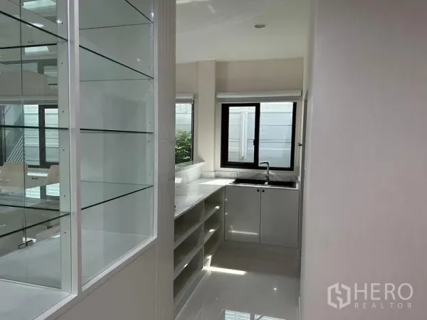 บ้าน ขายในSaphan Sung, Bangkok - ห้องแพนทรี่สว่าง เคาน์เตอร์หินอ่อน ชั้นวางเปิด และอ่างล้างมุมติดหน้าต่าง