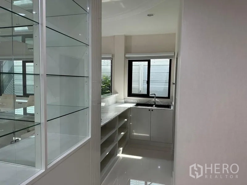 บ้าน ขายในSaphan Sung, Bangkok - ห้องแพนทรี่สว่าง เคาน์เตอร์หินอ่อน ชั้นวางเปิด และอ่างล้างมุมติดหน้าต่าง