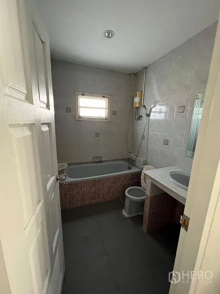 บ้าน ขายในLat Krabang, Bangkok - ห้องน้ำพร้อมอ่างอาบน้ำ ชุดฝักบัว หน้าต่างบานเล็ก และผนังกระเบื้อง