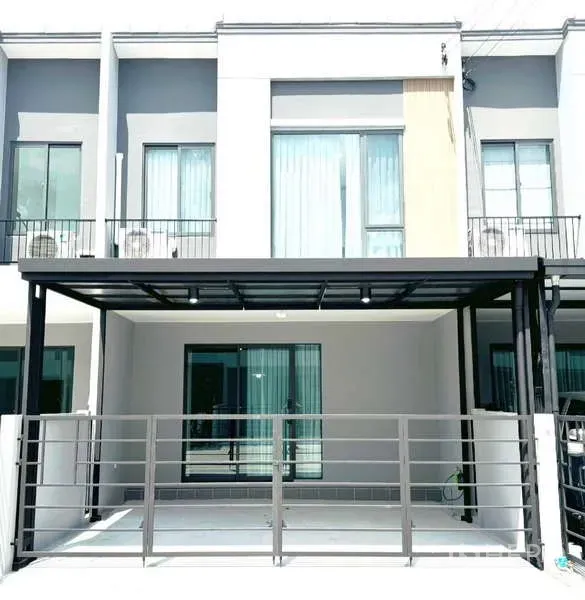 ทาวน์เฮาส์ ให้เช่าในBang Phli, Samut Prakan - มุมมองด้านหน้าทาวน์เฮ้าส์พร้อมรั้วและที่จอดรถมีหลังคา