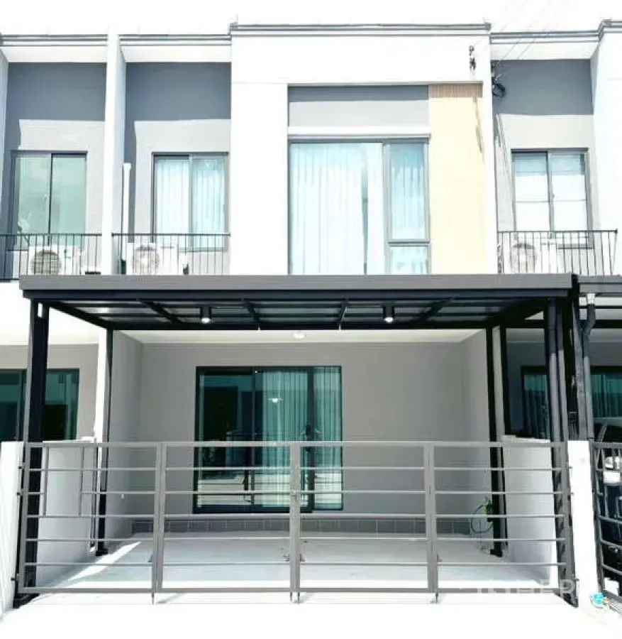 ทาวน์เฮาส์ ให้เช่าในBang Phli, Samut Prakan - มุมมองด้านหน้าทาวน์เฮ้าส์พร้อมรั้วและที่จอดรถมีหลังคา