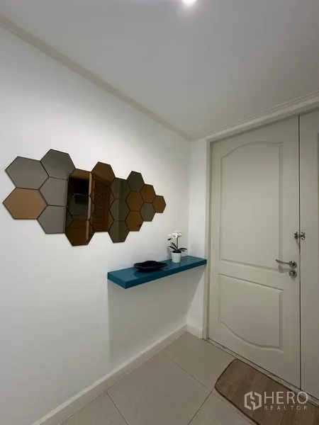 公寓 出租 - 玄关区域，六角造型装饰镜与纤薄蓝色搁板