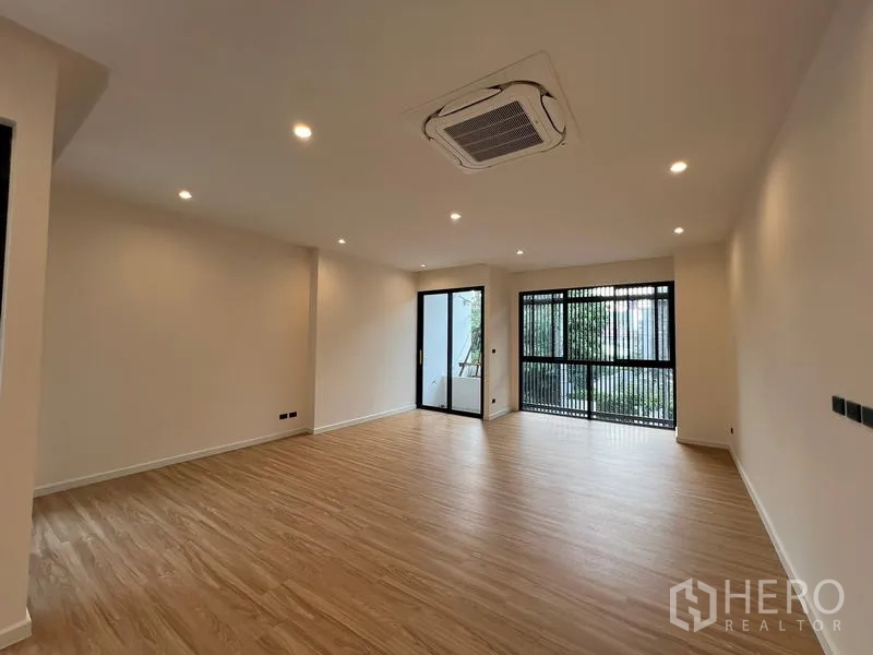 สำนักงานที่บ้าน ขายในPhra Khanong, Bangkok - ห้องขนาดกว้างบนชั้นบน พื้นไม้ เครื่องปรับอากาศแบบแขวนฝ้า และช่องแสงขนาดใหญ่.