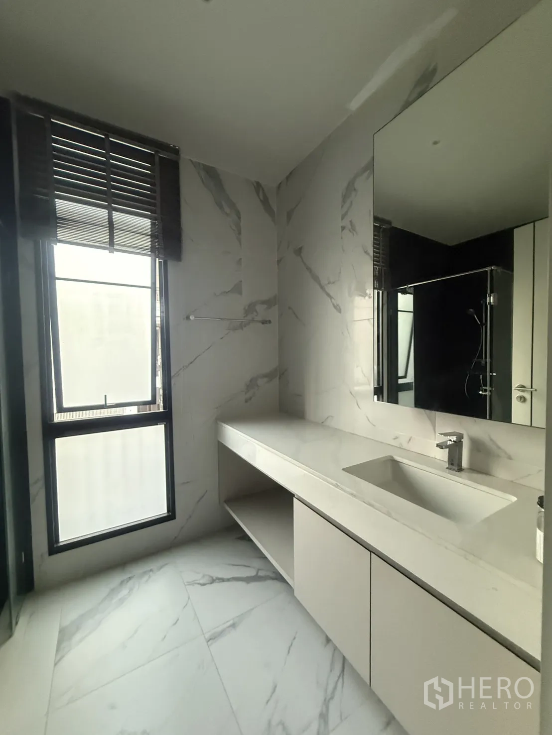Detached House for rent in Saphan Sung, Bangkok - Marble bathroom with long vanity and window light.