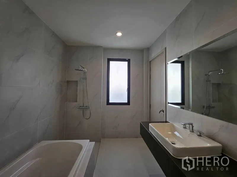 บ้าน ให้เช่าในSaphan Sung, Bangkok - ห้องน้ำกว้างมีอ่างอาบน้ำ ฝักบัวแยก เคาน์เตอร์อ่างล้างหน้า และหน้าต่างรับแสง