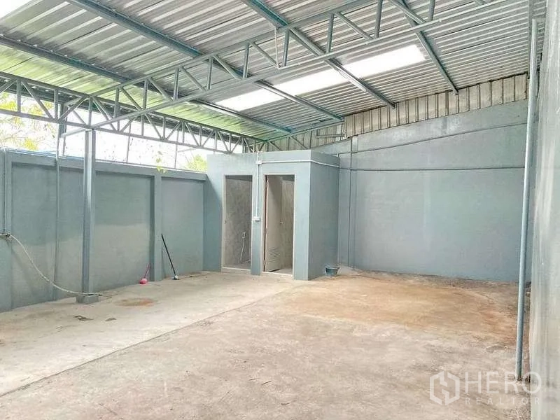 工厂 出租在Samut Prakan - 半室外院区，钢结构屋顶，两间卫生间与混凝土地面