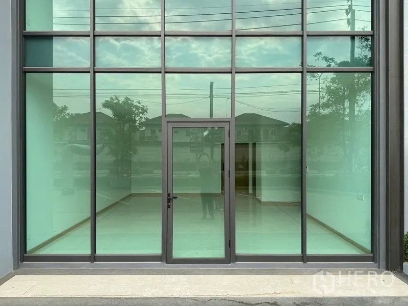 Home Office for rent in Pak Kret, Nonthaburi - Close-up of tall glazed storefront with a central door