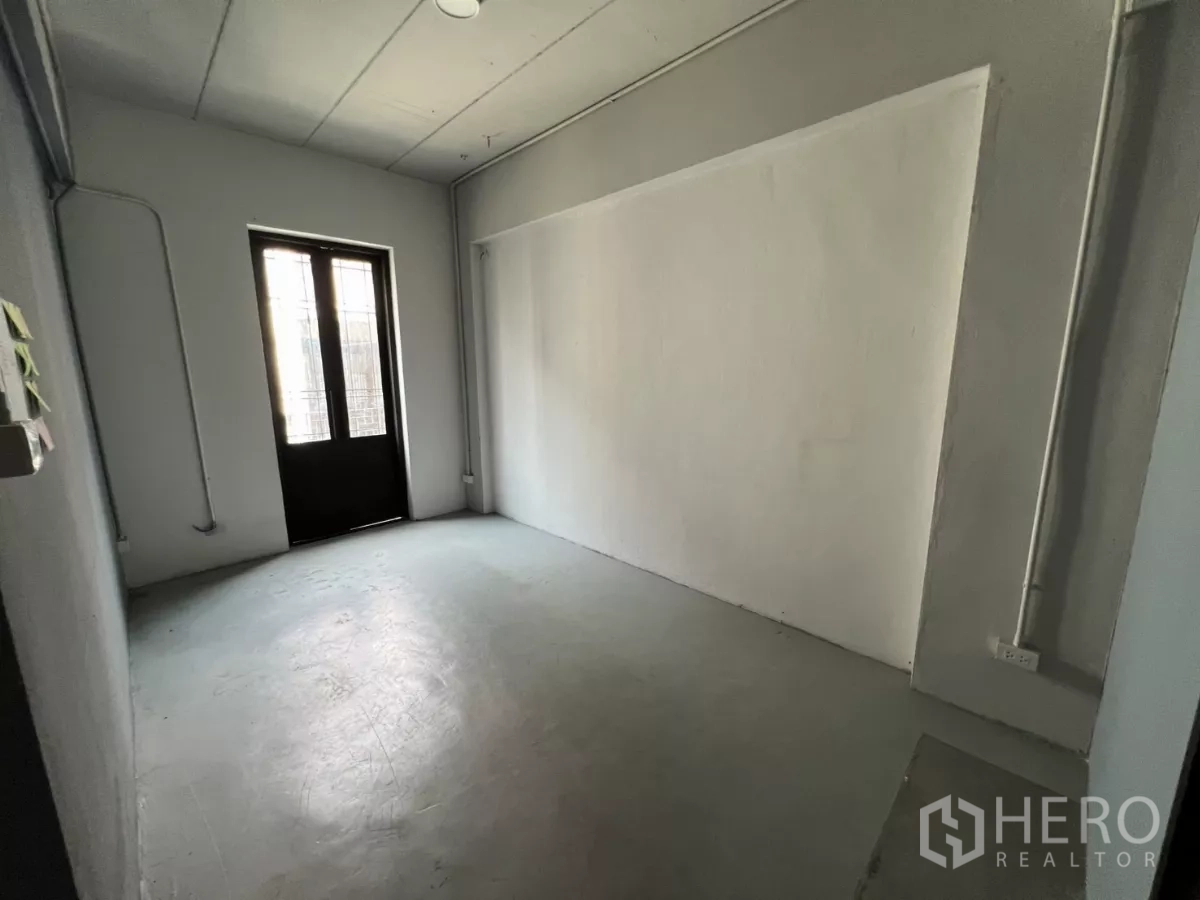 สำนักงานที่บ้าน ให้เช่าในPathum Wan, Bangkok - ห้องน้ำกระเบื้องดำด้านพร้อมชุดฝักบัว