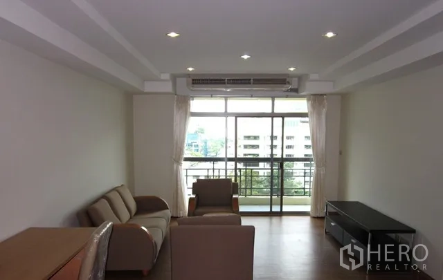 คอนโด ให้เช่าหรือขายในWatthana, Bangkok - ห้องนั่งเล่นสว่างพร้อมโซฟา ไฟดาวน์ไลท์ และประตูกระจกออกระเบียงวิวเมือง