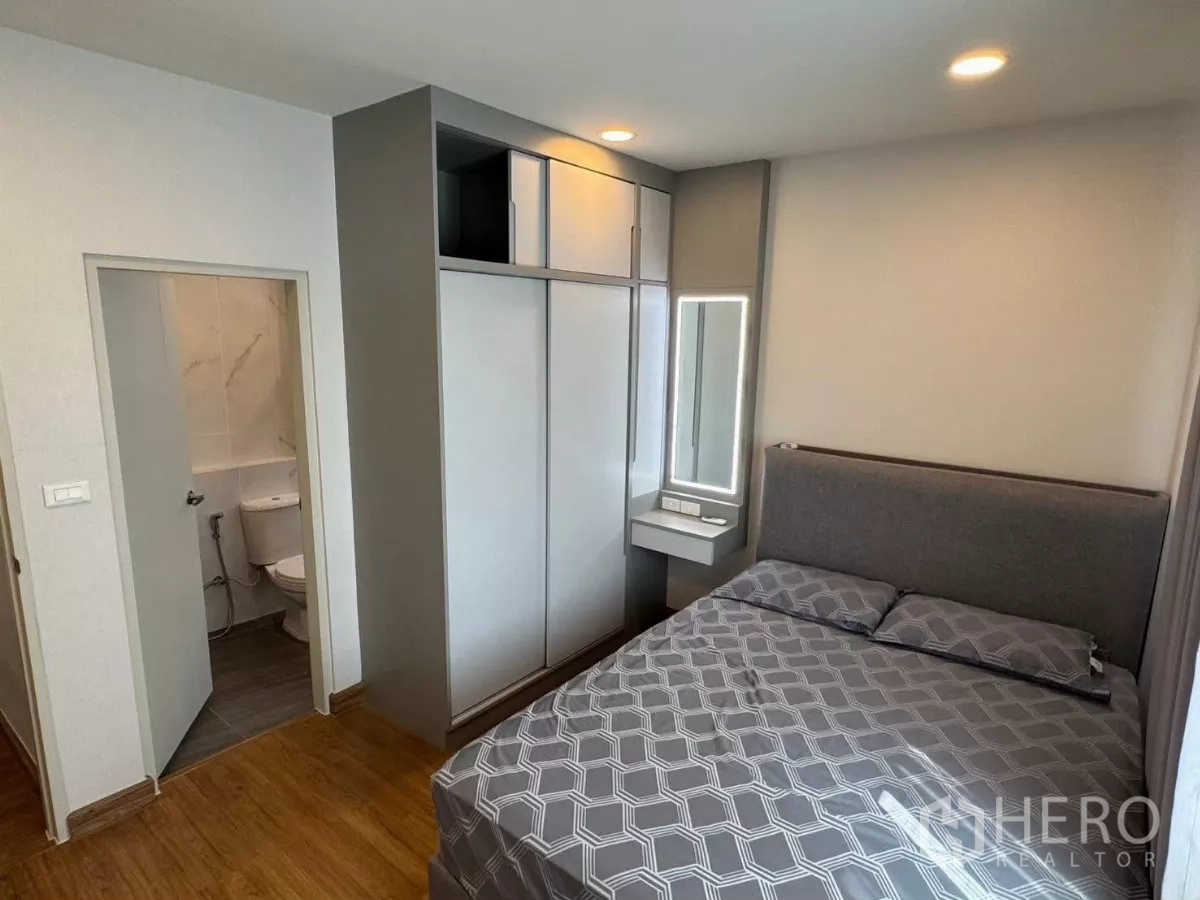 Detached House for rent in Bang Phli, Samut Prakan - Bedroom with wardrobe, vanity and ensuite bathroom entry.