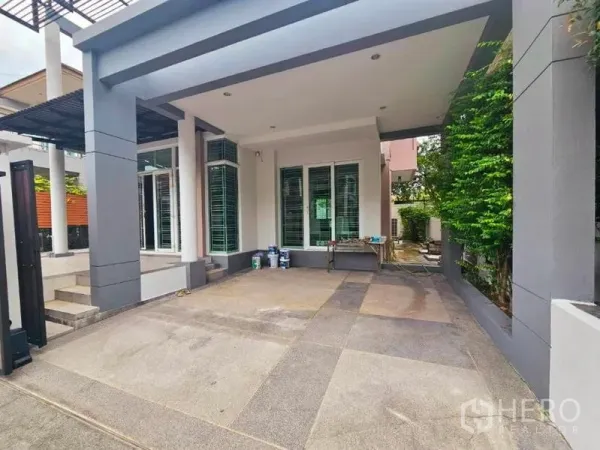 บ้าน ให้เช่าในChatuchak, Bangkok - โดมจอดรถและเฉลียงหน้าบ้าน เสาโมเดิร์น