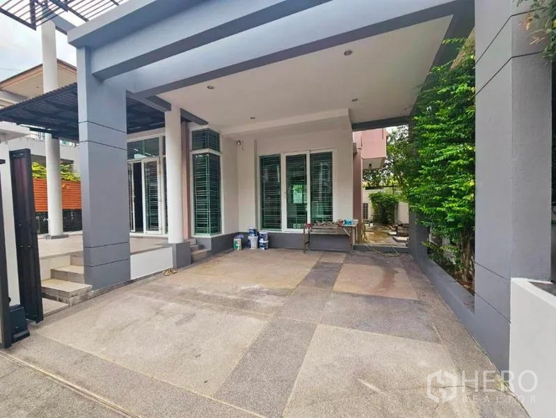 บ้าน ให้เช่าในChatuchak, Bangkok - โดมจอดรถและเฉลียงหน้าบ้าน เสาโมเดิร์น