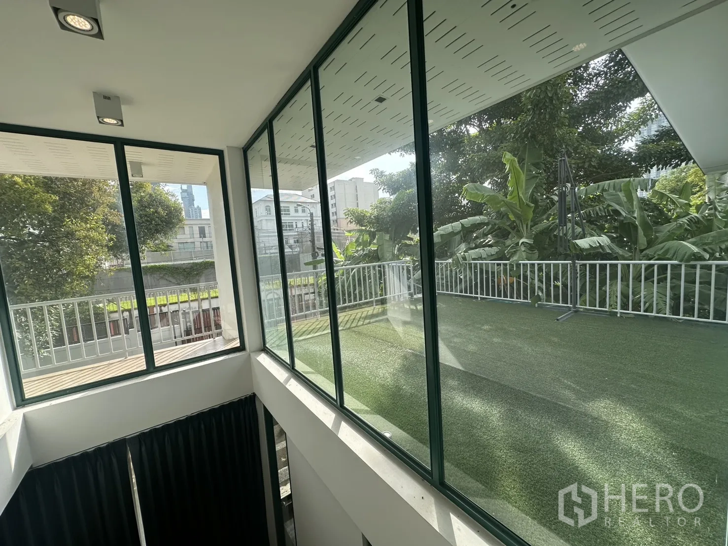 สำนักงานที่บ้าน ให้เช่าหรือขายในPhra Khanong, Bangkok - ช่องบันไดล้อมกระจก มองออกสู่สนามหญ้าเทียมชั้นบน