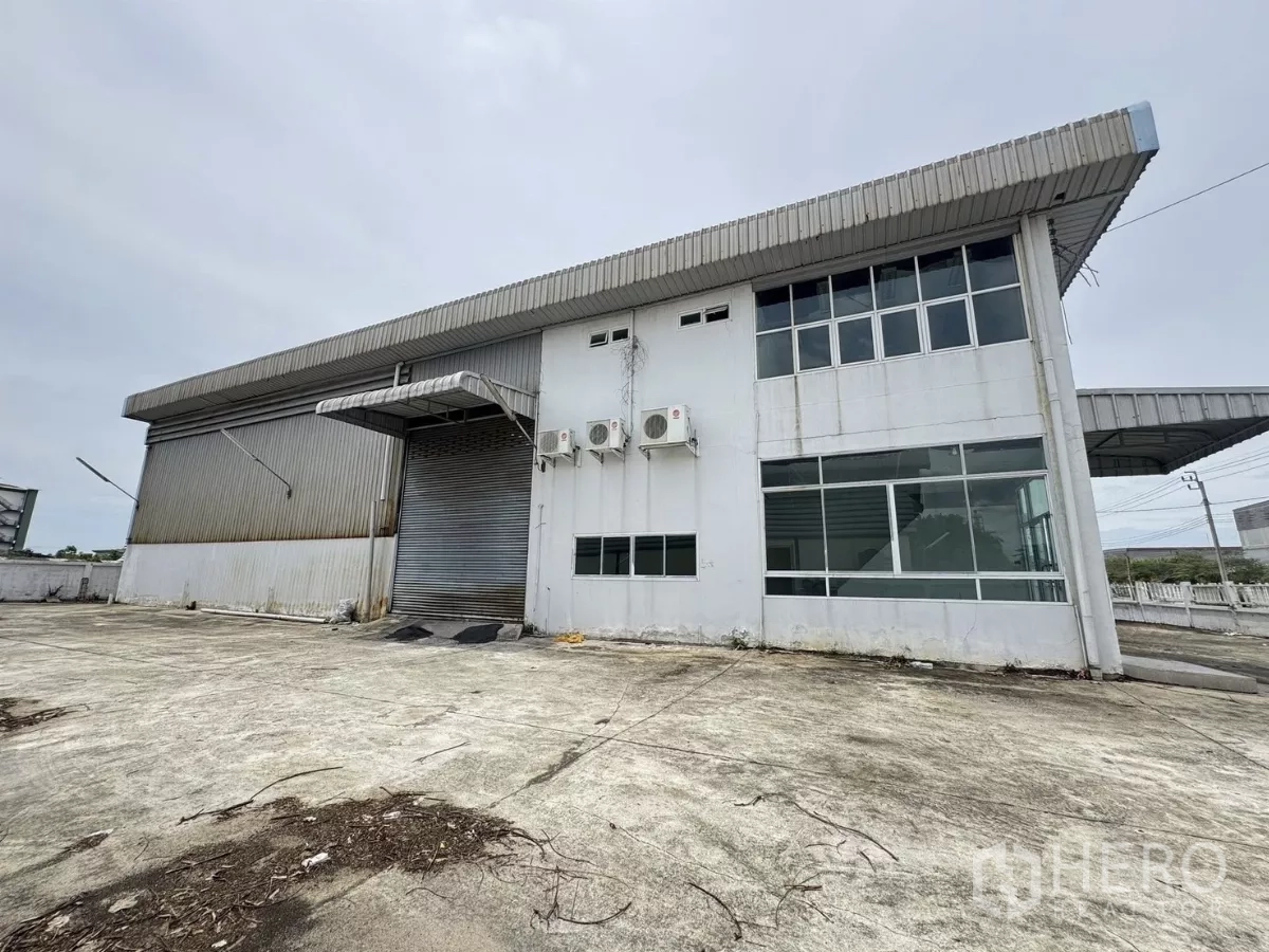 คลังสินค้า ขายในMueang Samut Prakan, Samut Prakan - ด้านข้างอาคารโกดังพร้อมลานกว้างสำหรับจอดและกลับรถ