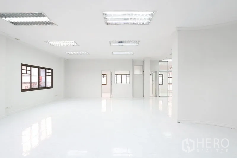 办公空间 出租在Bang Na, Bangkok - 宽敞开放式办公层，明亮吊顶灯板与多面采光窗。