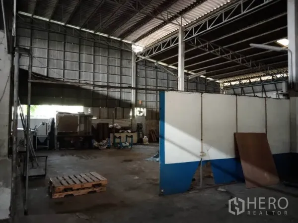 货栈 出租在Saphan Sung, Bangkok - 仓库分区空间，混凝土地面、钢梁屋顶及托盘作业区。
