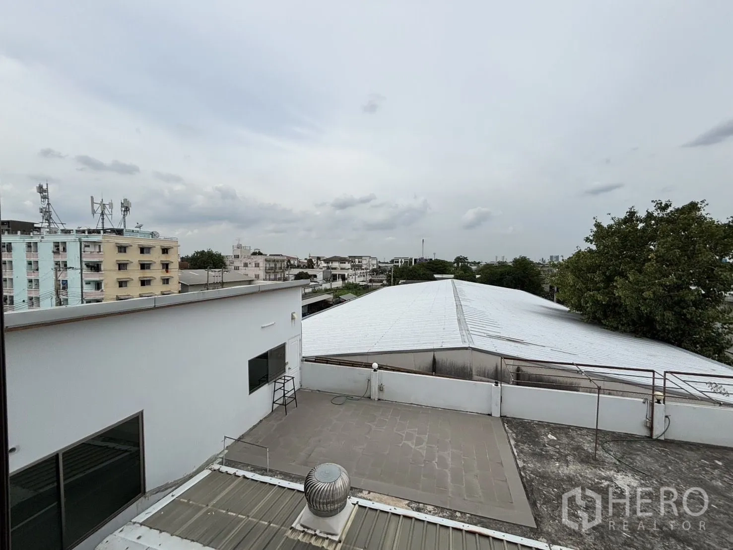 คลังสินค้า ให้เช่าหรือขายในWang Thonglang, Bangkok - วิวเมืองและชุมชนจากดาดฟ้า