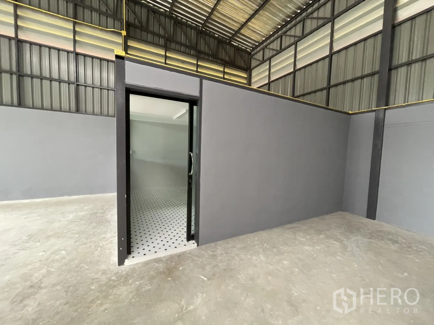 工厂 出租在Khlong Luang, Pathum Thani - 厂房内办公室的推拉玻璃门入口特写。