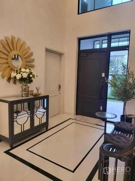 บ้าน ให้เช่าในSaphan Sung, Bangkok - โถงต้อนรับเพดานสูง โต๊ะคอนโซลและกระจกตกแต่ง