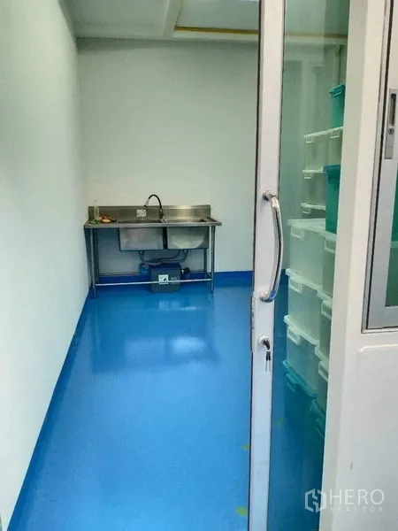 โรงงาน ขายในPathum Thani - ห้องเตรียมงานขนาดเล็ก มีอ่างล้างสแตนเลสคู่ พื้นอีพ็อกซี่ มองผ่านประตูกระจก