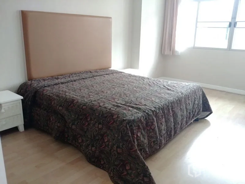 คอนโด ให้เช่าในWatthana, Bangkok - ห้องนอนรับแขก หัวเตียงขนาดใหญ่ หน้าต่างบานกว้าง ผ้านวมลายเข้ม