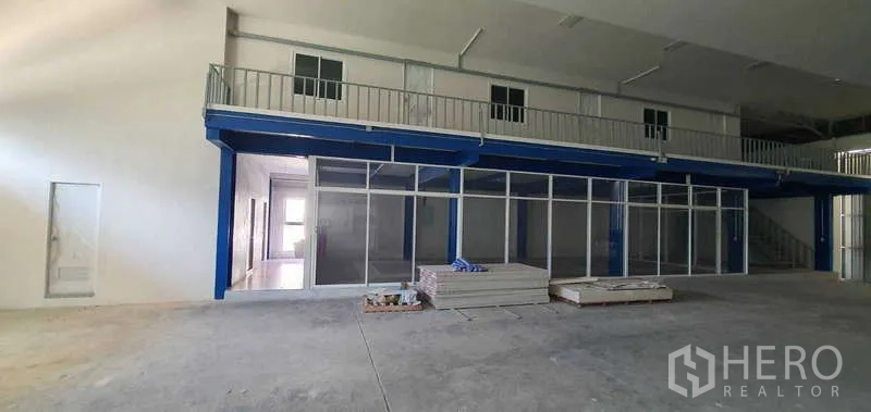 工厂 出租或出售在Lat Krabang, Bangkok - 夹层办公室近景，玻璃立面与栏杆清晰可见。