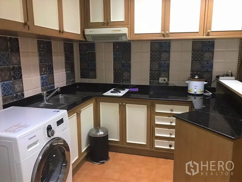 คอนโด ให้เช่าในSathon, Bangkok - ครัวบิลท์อิน เคาน์เตอร์หินแกรนิตดำ ผนังกระเบื้องลวดลาย ตู้เก็บของ เตาและเครื่องดูดควัน พร้อมเครื่องซักผ้า