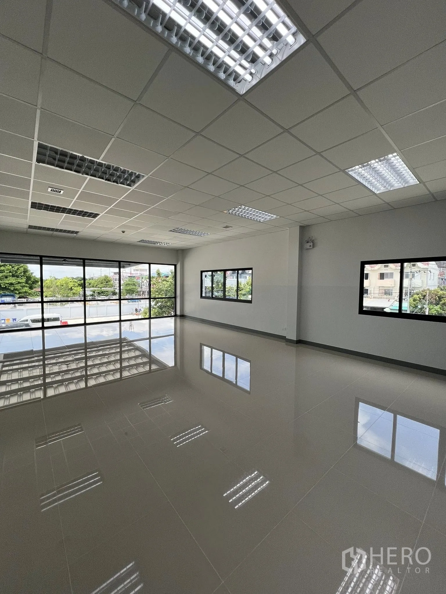 Warehouse for rent in Phra Pradaeng, Samut Prakan - Warehouse interior view with tall columns and smooth concrete slab.
