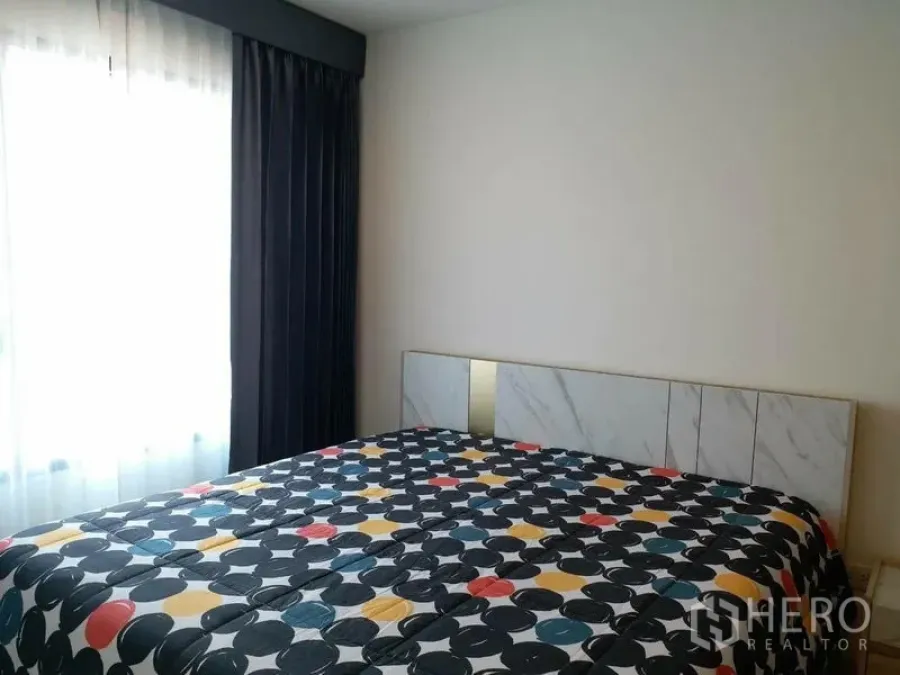 คอนโด ให้เช่าในDin Daeng, Bangkok - ห้องนอนสว่าง เตียงใหญ่ ผ้าปูสีสัน ผ้าม่านทึบและหน้าต่าง