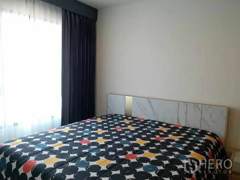 คอนโด ให้เช่าในDin Daeng, Bangkok - ห้องนอนสว่าง เตียงใหญ่ ผ้าปูสีสัน ผ้าม่านทึบและหน้าต่าง