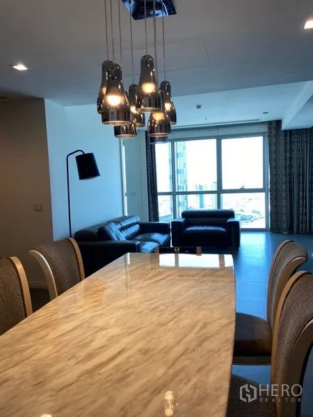 คอนโด ขายในKhlong San, Bangkok - พื้นที่รับประทานอาหาร โต๊ะหินอ่อนและโคมไฟแขวน มองสู่ห้องนั่งเล่นมีหน้าต่างบานใหญ่