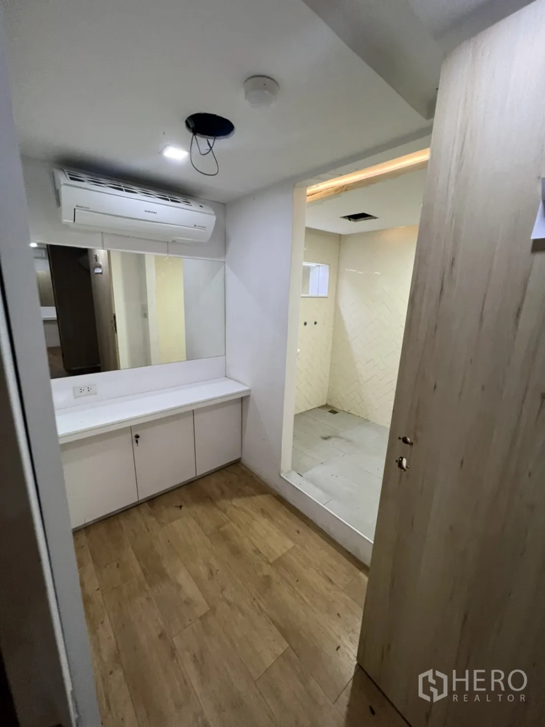 店屋 出租或出售在Watthana, Bangkok - 梳妆镜面区域，旁接瓷砖湿区