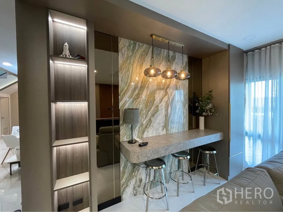 บ้านเดี่ยว for rent or sale in Bang Phli, Samut Prakan - เคาน์เตอร์บาร์บิลท์อินฉากหลังลายหินอ่อนพร้อมโคมไฟห้อย