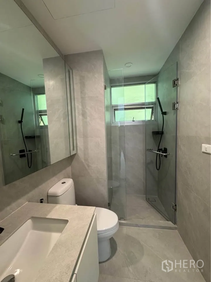 คอนโด for rent in Ratchathewi, Bangkok - ห้องน้ำที่สองโทนเทาอ่อน เคาน์เตอร์อ่าง ชักโครก และฝักบัวกระจก