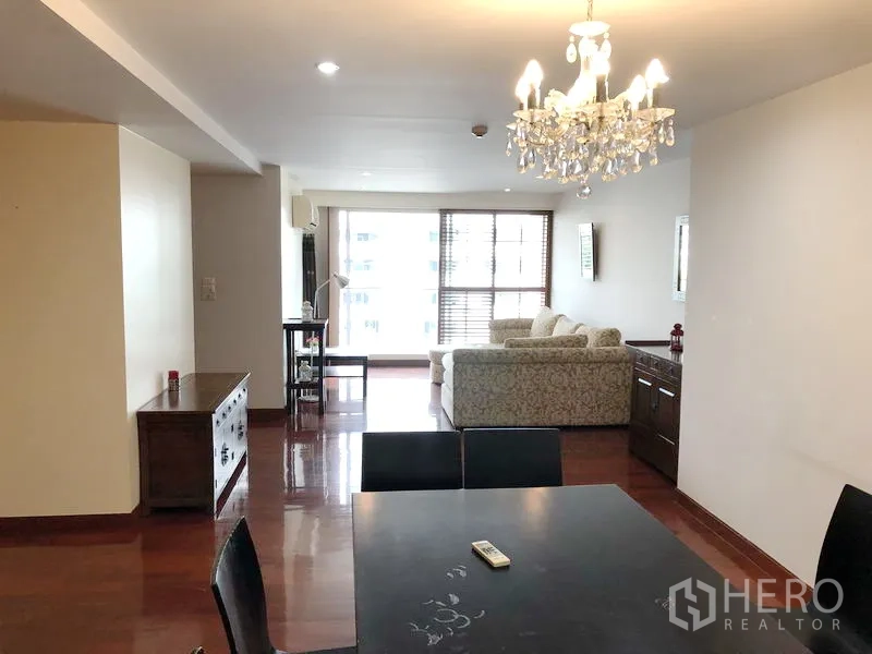 คอนโด ให้เช่าในWatthana, Bangkok - มุมรับประทานอาหารพร้อมโคมไฟระย้า มองไปยังห้องนั่งเล่นที่สว่าง