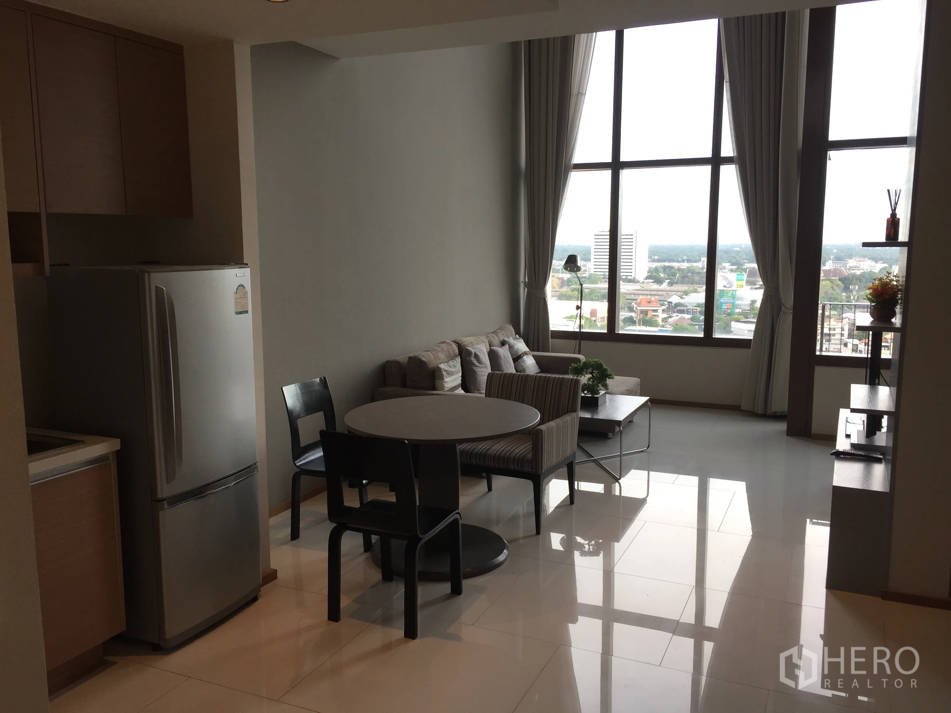 คอนโด ให้เช่าในKhlong Toei, Bangkok - พื้นที่นั่งเล่นสว่างพร้อมหน้าต่างเต็มผนังและวิวเมือง