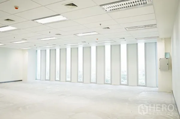 สำนักงาน ให้เช่าในBang Na, Bangkok - พื้นที่สำนักงานโล่งสว่าง พร้อมหน้าต่างสูงจรดเพดานและไฟแบบฝัง มองเห็นวิวเมืองบางนา