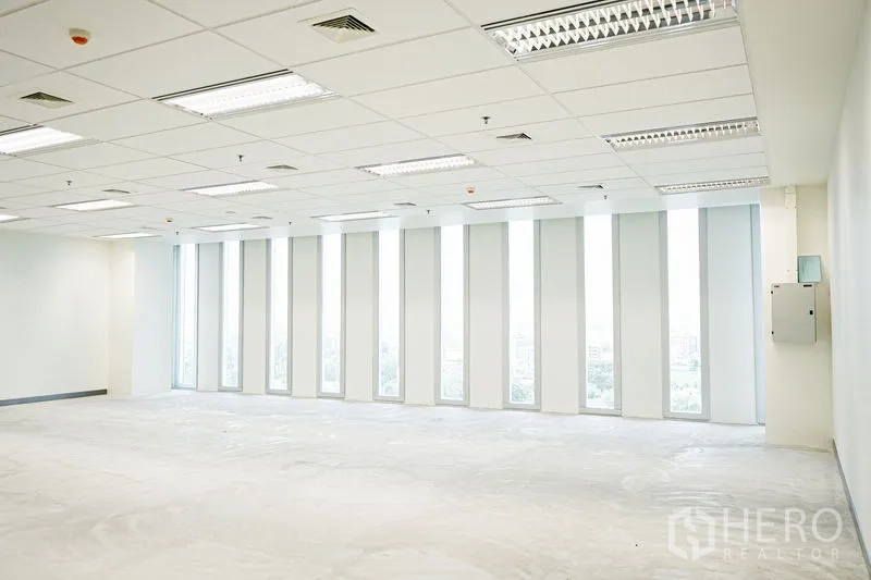 สำนักงาน ให้เช่าในBang Na, Bangkok - พื้นที่สำนักงานโล่งสว่าง พร้อมหน้าต่างสูงจรดเพดานและไฟแบบฝัง มองเห็นวิวเมืองบางนา