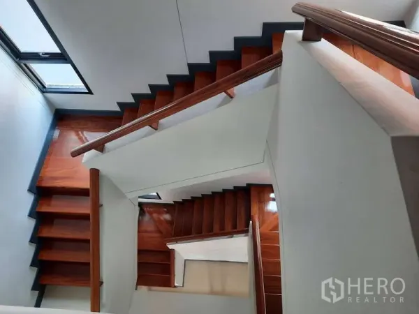 สำนักงานที่บ้าน ให้เช่าในHuai Khwang, Bangkok - มุมมองลงบันไดไม้ขัดเงา ผนังสีขาว มีช่องแสงด้านข้าง