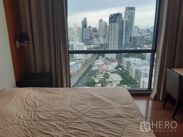 公寓 出租或出售在Khlong Toei, Bangkok - 主卧配大窗，可俯瞰城市全景。