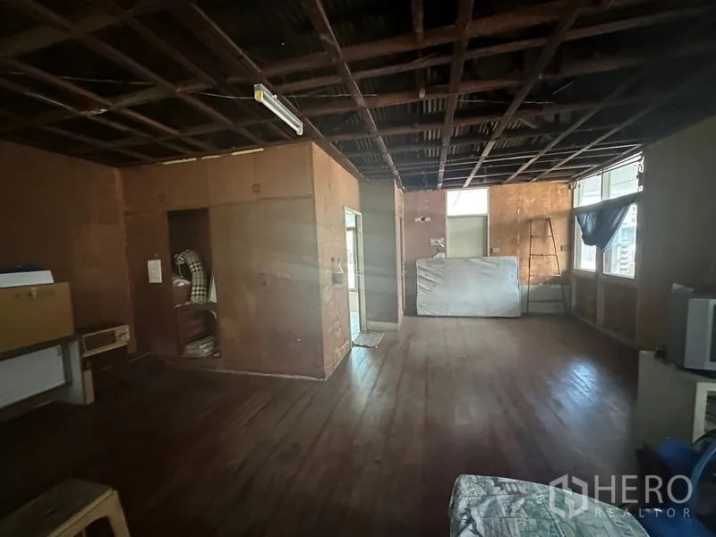 คลังสินค้า ให้เช่าในWatthana, Bangkok - ห้องชั้นบนพื้นไม้ ฝ้าเพดานเปิดโล่ง เหมาะทำออฟฟิศ